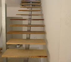 Картинка — Прямая лестница на монокосоуре из металла 