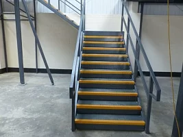 Картинка — Лестница с поворотом на 90 градусов с промежуточной площадкой 