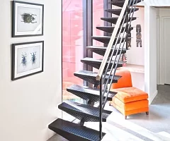 Картинка — Узкая лестница с гнутыми ступенями 