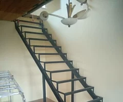 Картинка — Каркас металлической лестницы на 2 этаж 