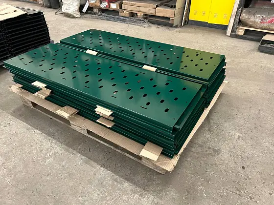 Кровельное ограждение с снегозадержателями и ходовые мостики в RAL6005