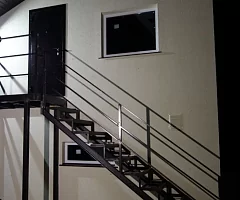 Картинка — Уличная металлическая лестница на 2 этаж 