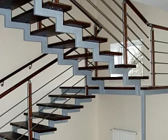 Картинка — Лестница на ломаных косоурах с поворотом 180 градусов 