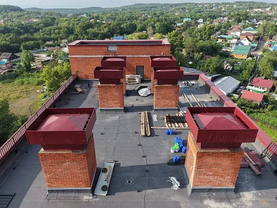 Комплект сварных дефлекторов на кровле многоквартирного дома