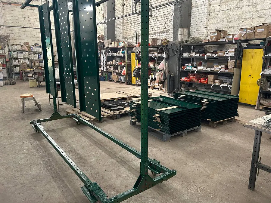 Кровельное ограждение с снегозадержателями и ходовые мостики в RAL6005