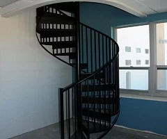 Картинка — Винтовая лестница в офисном здании 