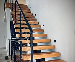 Картинка — Лестница с деревянными ступенями и стальными ограждениями 