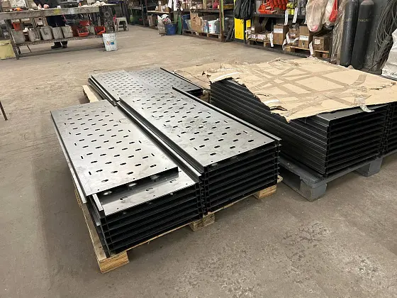 Кровельное ограждение с снегозадержателями и ходовые мостики в RAL6005
