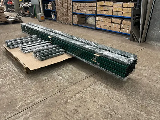 Кровельное ограждение с снегозадержателями и ходовые мостики в RAL6005
