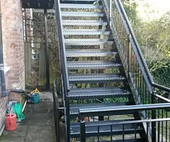 Картинка — Прямая стальная лестница с заходной площадкой 