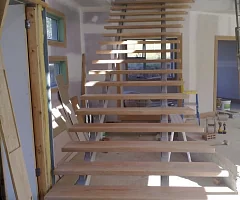 Картинка — Прямая лестница с деревянными ступенями 